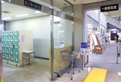 閲覧室の入り口近くに設置された、カバンを預けるロッカールーム＝鹿児島市城山町の県立図書館