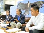 市長宛ての要望書を提出後、記者会見する市民団体＝鹿児島市役所
