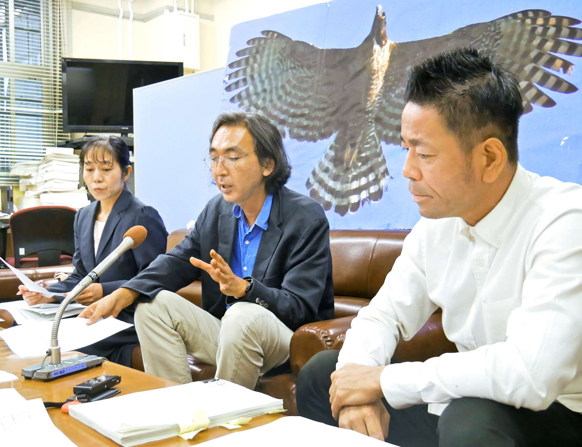 市長宛ての要望書を提出後、記者会見する市民団体＝鹿児島市役所