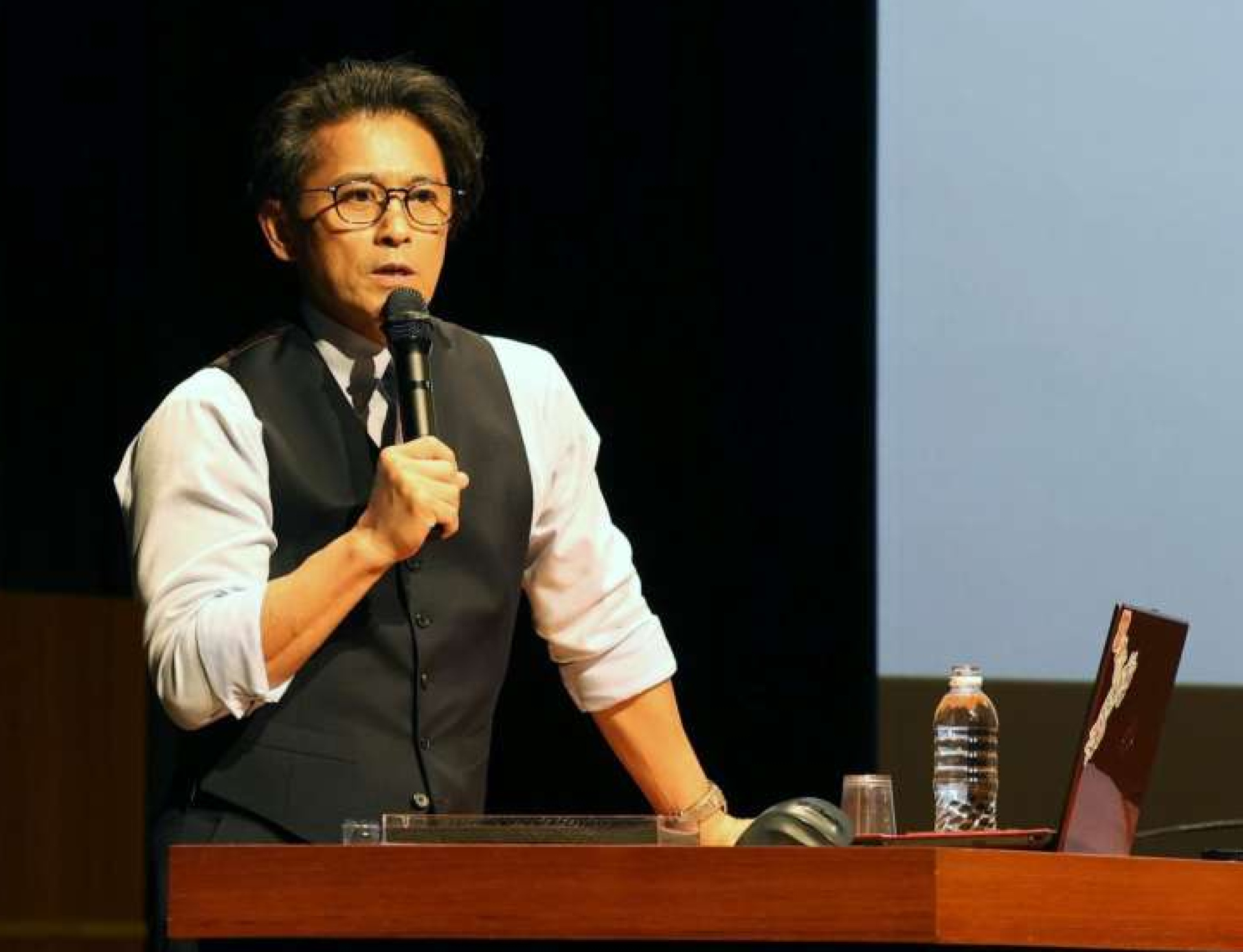 講演する山口達也さん＝薩摩川内市のＳＳプラザせんだい