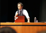 講演する山口達也さん＝薩摩川内市のＳＳプラザせんだい