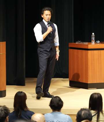 講演する山口達也さん＝薩摩川内市のＳＳプラザせんだい