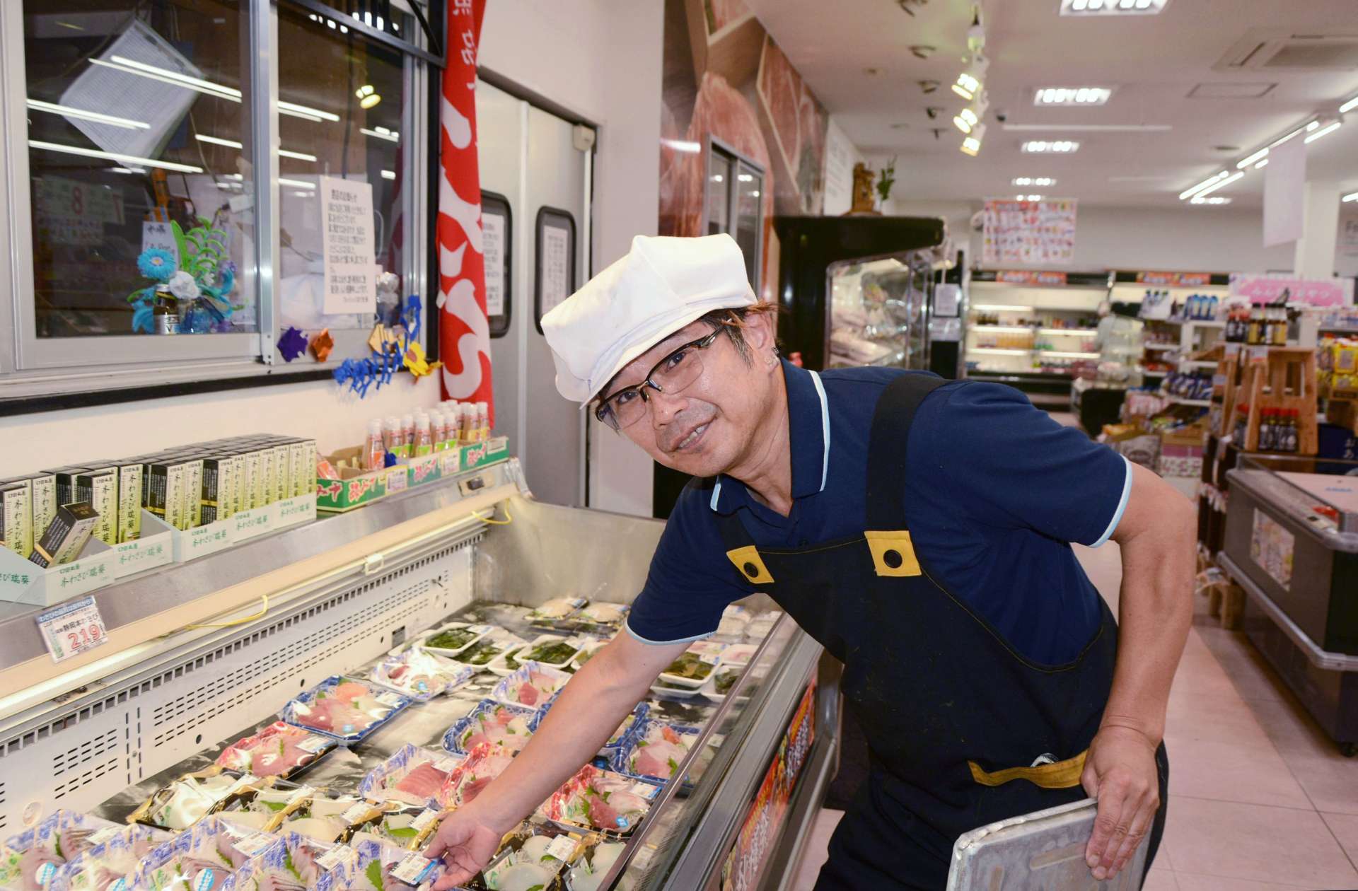 新鮮な魚の刺し身を並べる熊田卓三さん＝さつま町永野