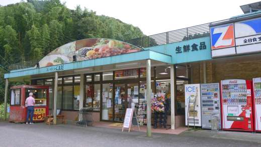 １０月末で閉店する「フレッシュくまだ」＝さつま町永野