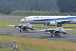 鹿児島空港に着陸した航空自衛隊のＦ１５戦闘機＝２２日午後２時ごろ、霧島市