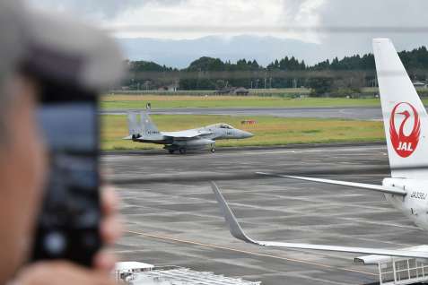 鹿児島空港に着陸した航空自衛隊のＦ１５戦闘機＝２２日午後１時４５分ごろ