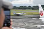 鹿児島空港に着陸した航空自衛隊のＦ１５戦闘機＝２２日午後１時４５分ごろ
