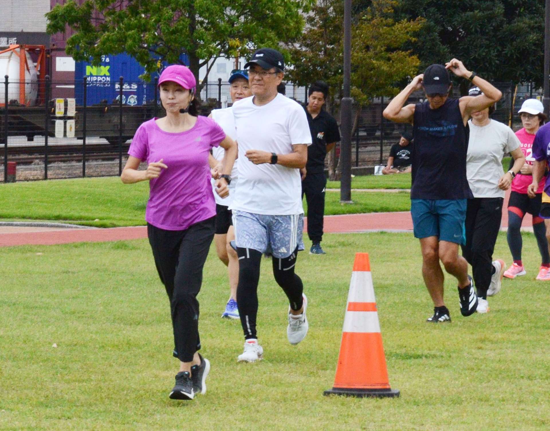 千葉真子さん（左）とランニングする参加者＝鹿児島市浜町のかんまちあ
