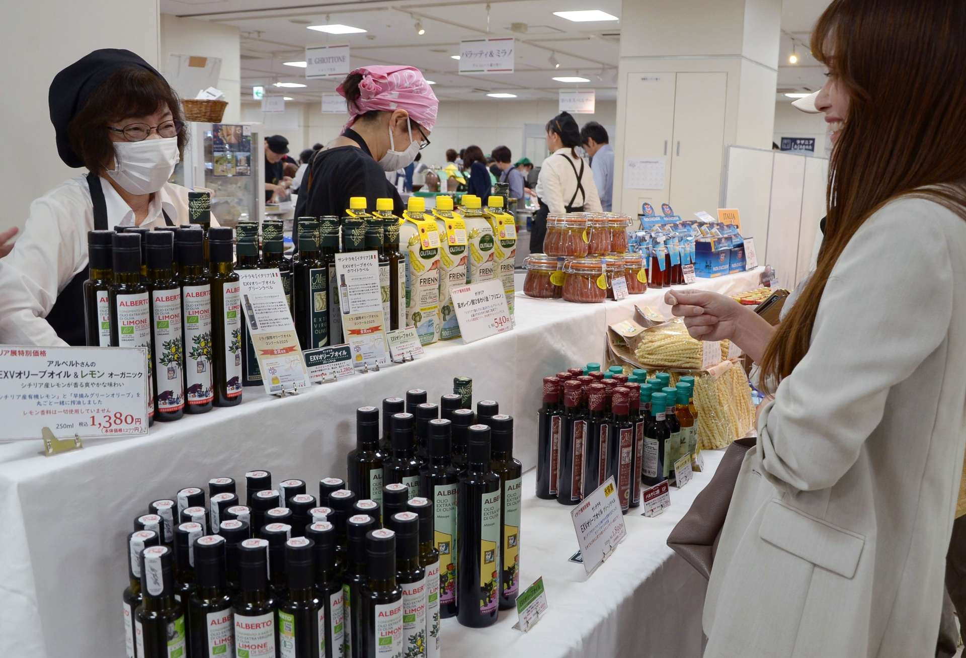 「イタリア展」でオリーブオイルを吟味する来場客＝２２日、鹿児島市の山形屋