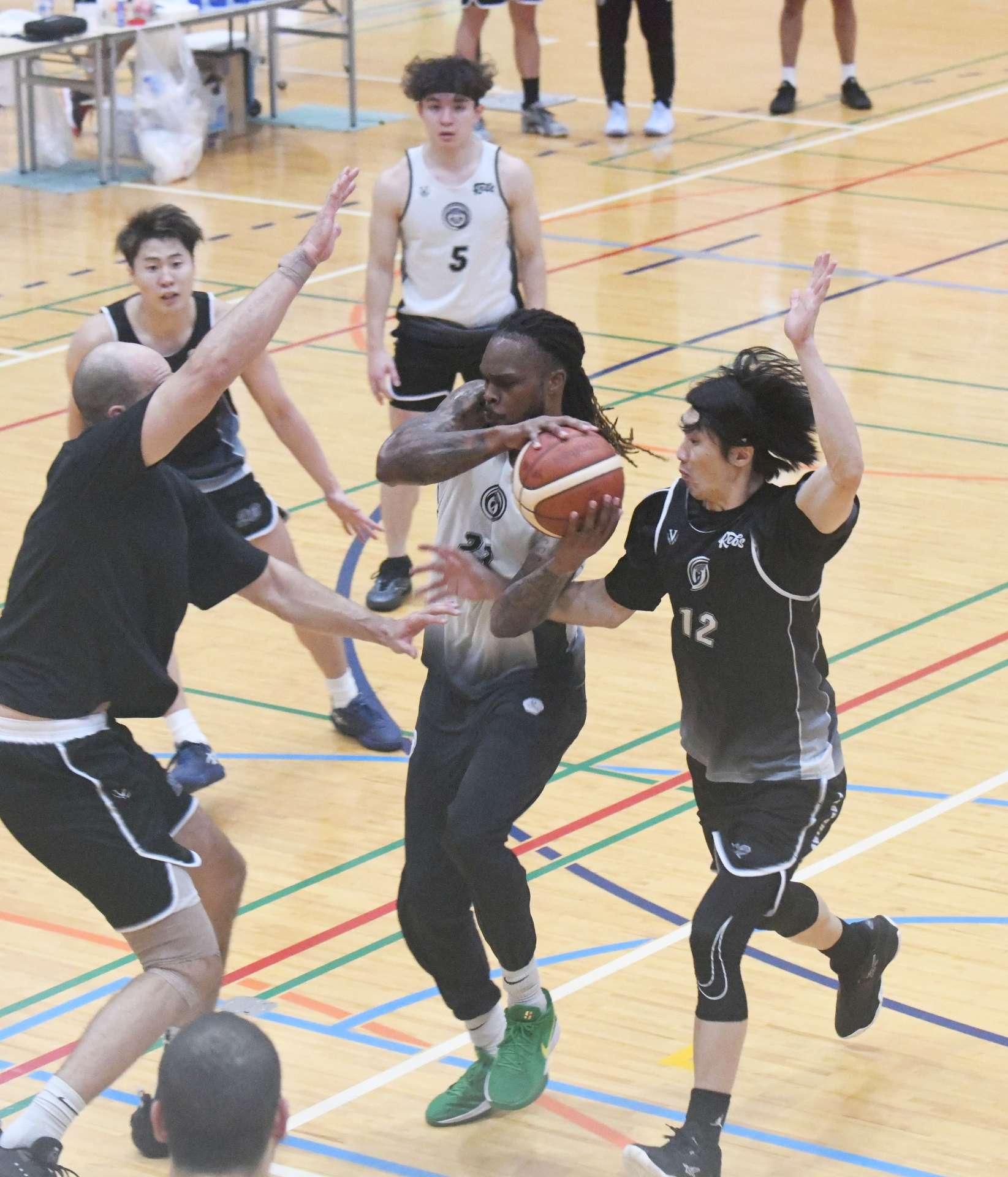 強度を高めて攻守の連係を確認するレブナイズの選手たち＝郡山体育館