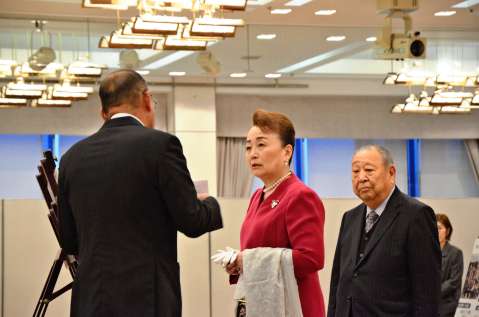 ２５年度全国優良経営体表彰で農林水産大臣賞に選ばれた生産者と交流する寛仁親王妃信子さま＝２２日、鹿児島市の城山ホテル鹿児島