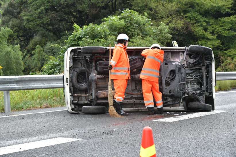 （別カット）高速道路で横転した軽乗用車＝午前１０時４０分ごろ、鹿児島市の九州自動車道