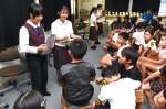 高校生にアイデアを伝える児童＝出水市の高尾野小学校