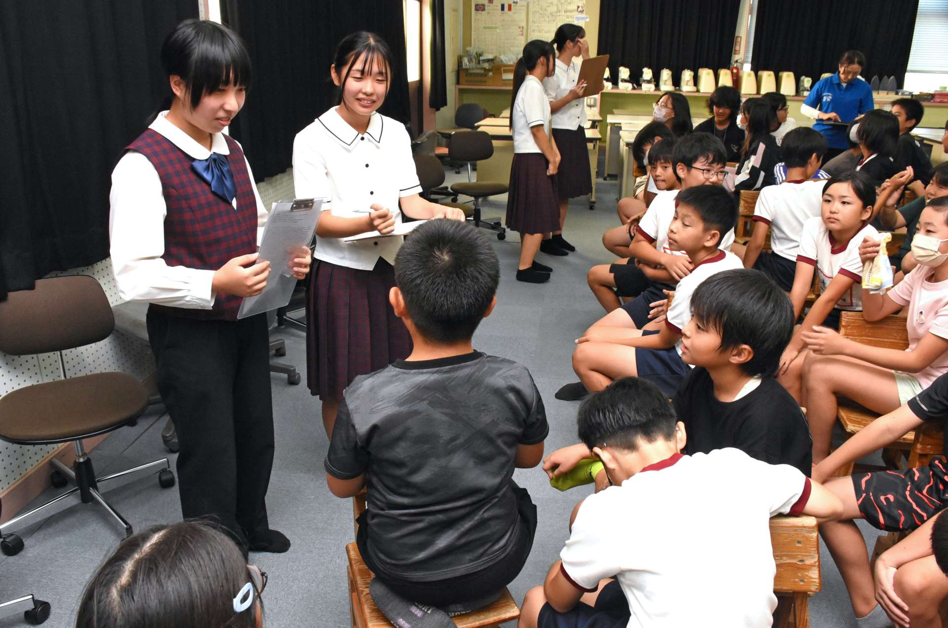 高校生にアイデアを伝える児童＝出水市の高尾野小学校