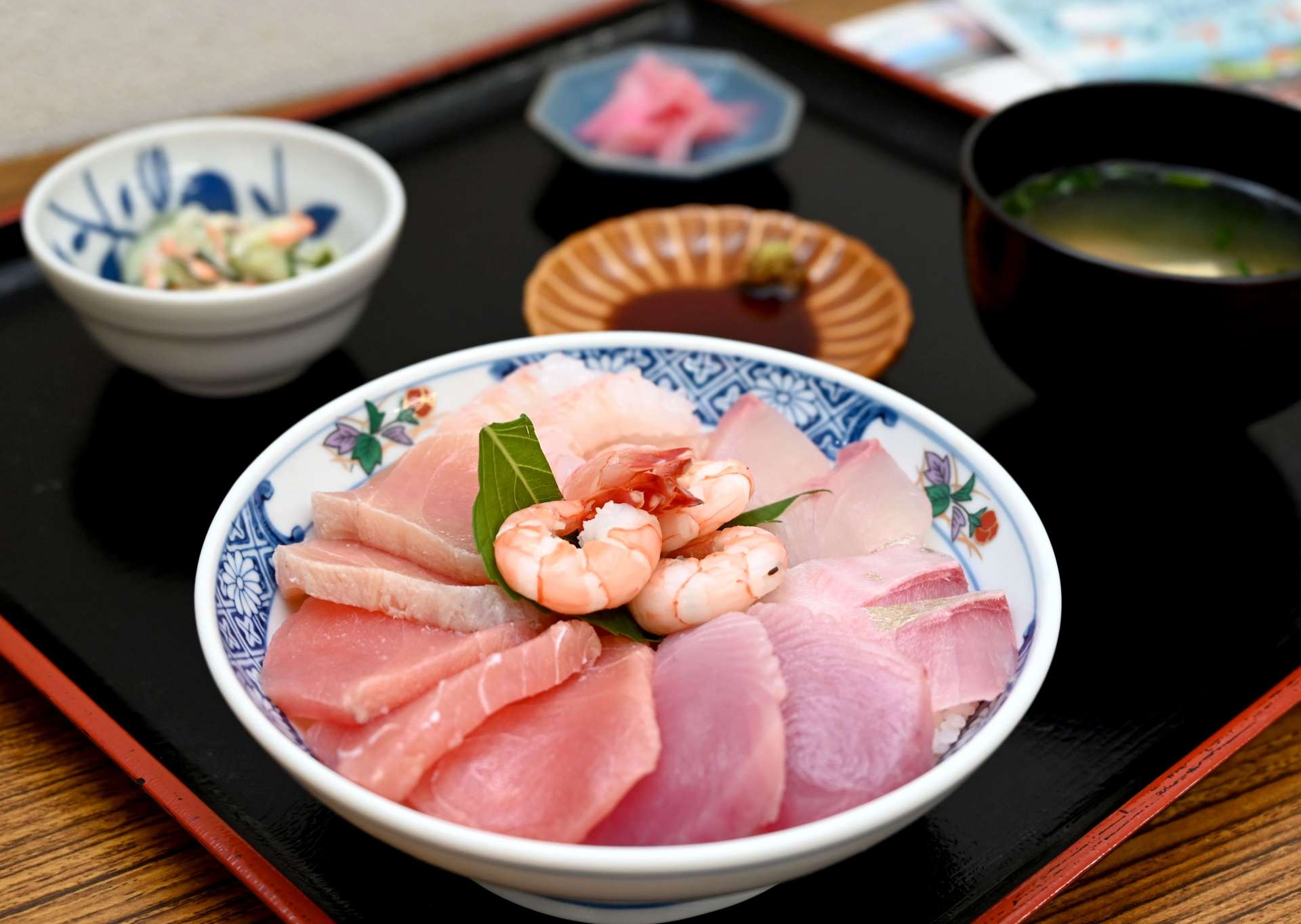 片浦漁港などで水揚げされた新鮮な地魚の海鮮丼。秋太郎、ネイゴ、タカエビなど７種類＝１６日、南さつま市加世田本町