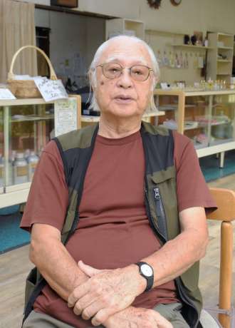戦時中の体験を振り返る宮崎泰さん＝指宿市開聞川尻