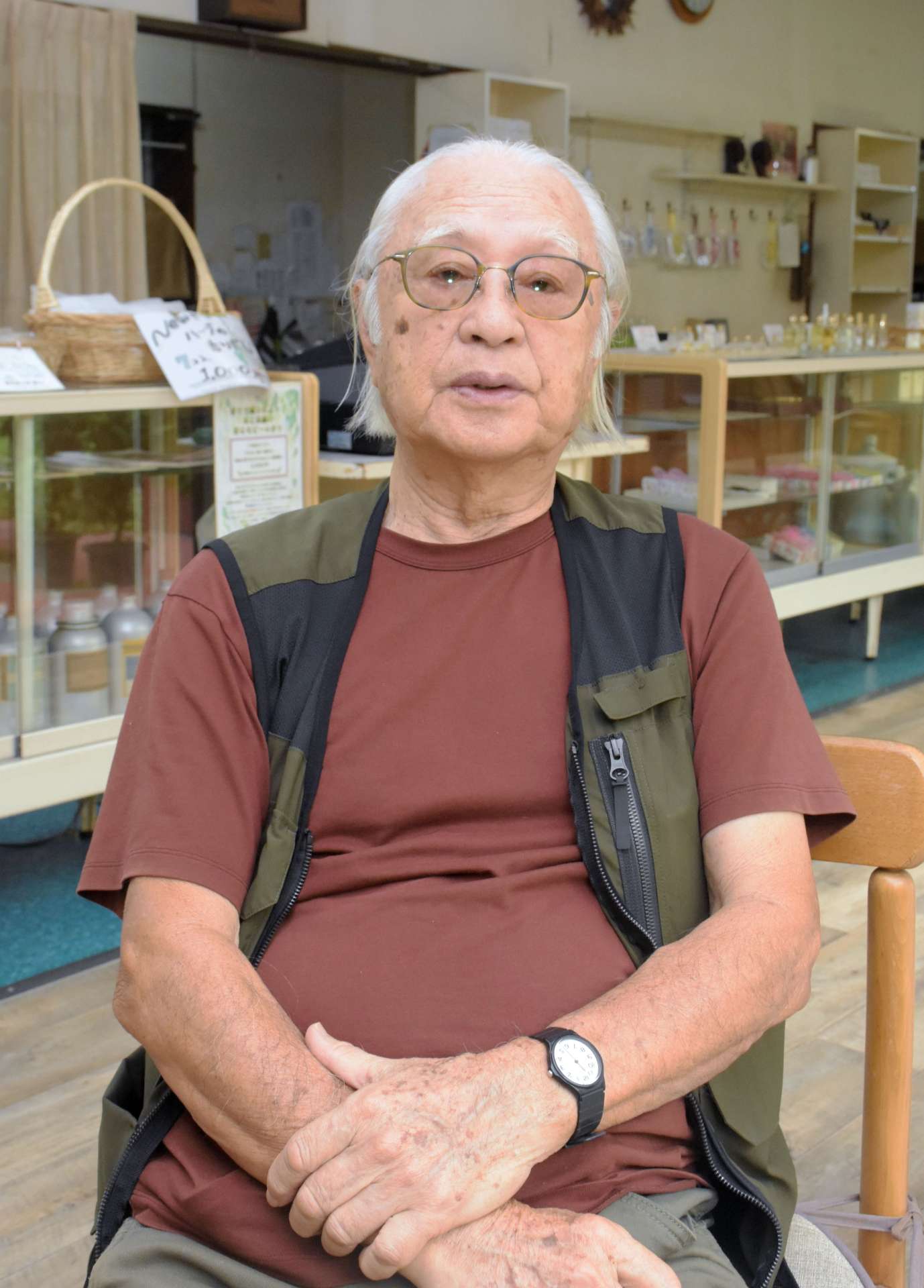 戦時中の体験を振り返る宮崎泰さん＝指宿市開聞川尻