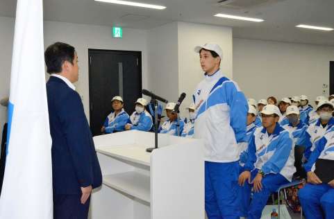 選手を代表し、決意を語る田底佳樹さん＝２３日、鹿児島市のＬｉ－Ｋａ１９２０