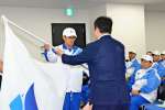 塩田康一知事から県旗を受け取る宮之原誓弥さん＝２３日、鹿児島市のＬｉ－Ｋａ１９２０