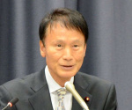 就任記者会見であいさつする三反園訓財務政務官＝２３日、財務省