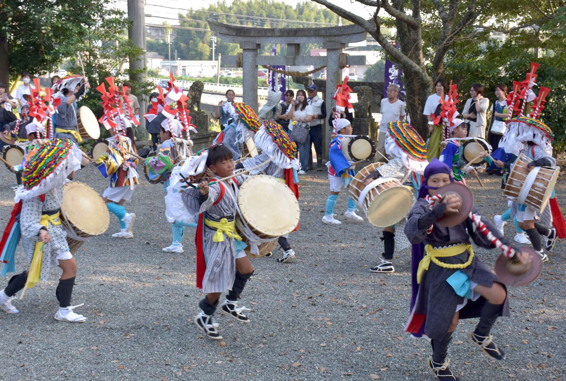 元気いっぱいに山田楽を披露する脇本小学校５年生＝阿久根市脇本の宮崎神社