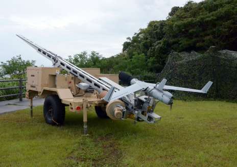 〈関連〉公開された無人偵察機「スキャンイーグル２」＝２３日、大和村の嶺山公園