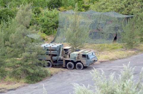 旧奄美空港跡地で行われた対艦戦闘訓練＝２３日、奄美市笠利