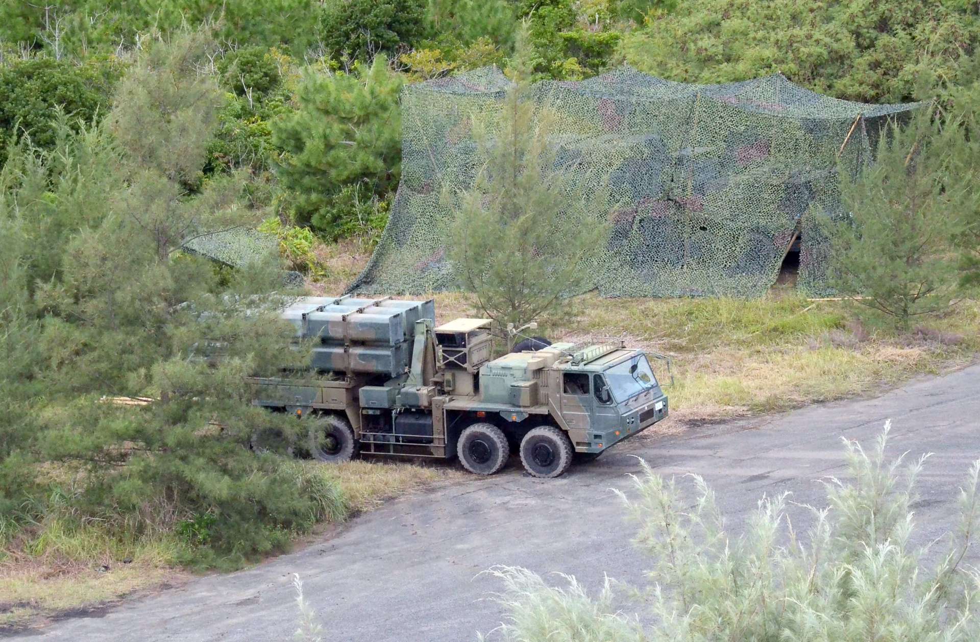 旧奄美空港跡地で行われた対艦戦闘訓練＝２３日、奄美市笠利