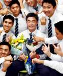 指名を受け同級生に祝福されるれいめい高の伊藤大晟＝２３日、薩摩川内市の同校