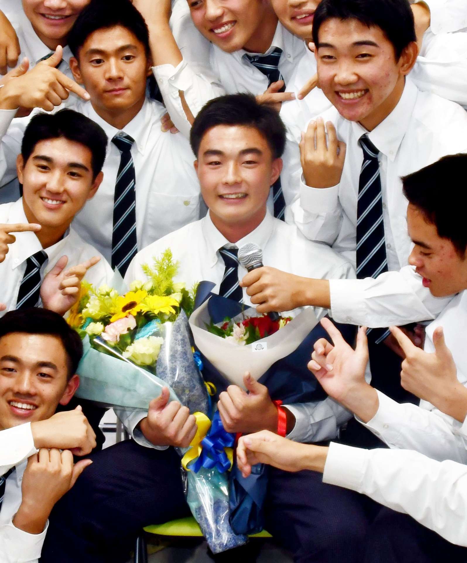 指名を受け同級生に祝福されるれいめい高の伊藤大晟＝２３日、薩摩川内市の同校