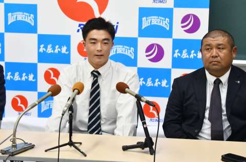 プロでの活躍を誓う伊藤大晟（れいめい）＝２３日、薩摩川内市のれいめい高