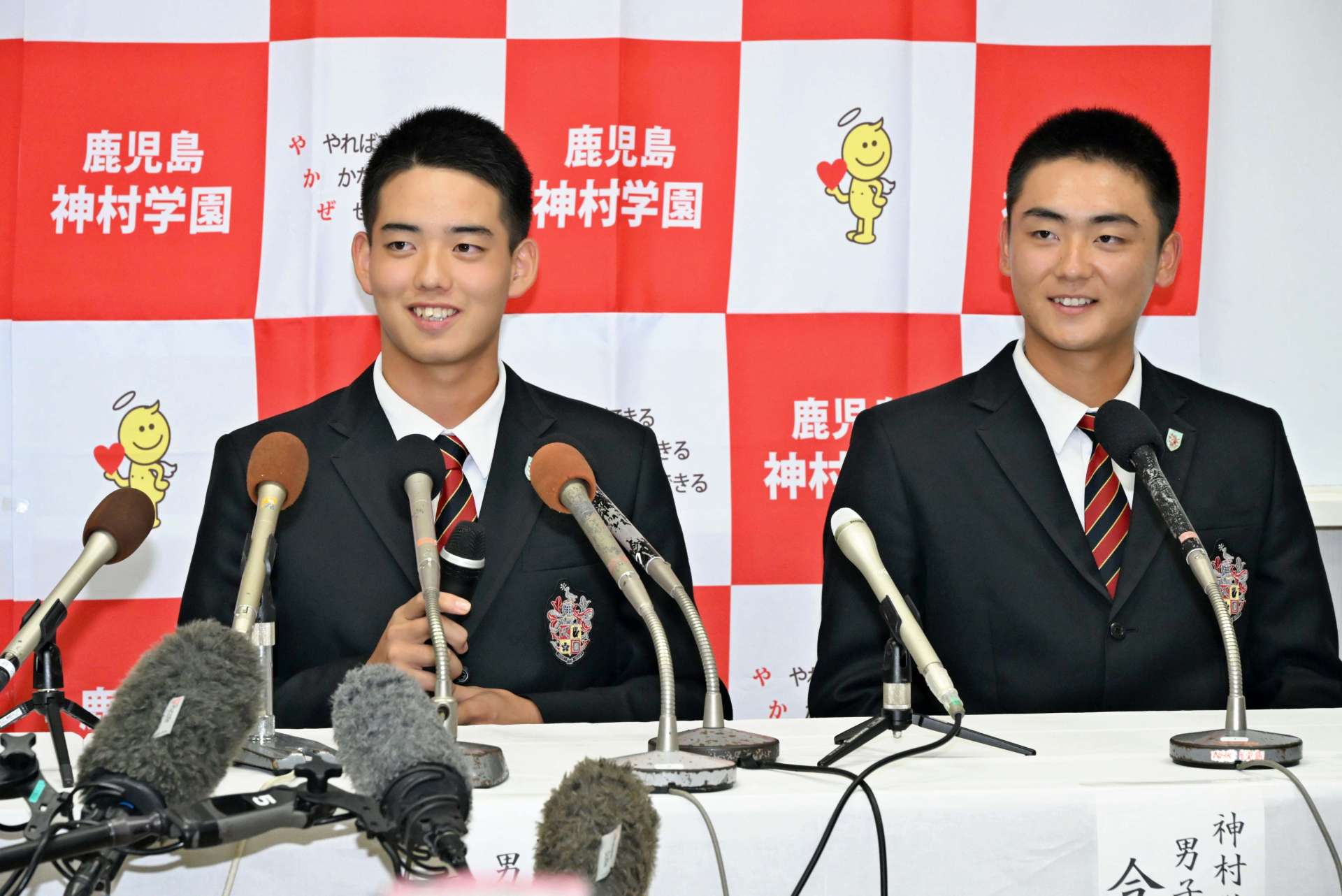 笑顔で会見に臨む神村学園の早瀬朔（左）と今岡拓夢＝同校