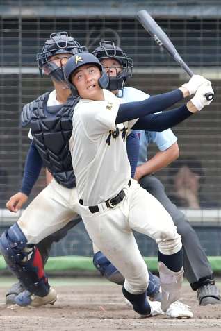 第１０７回全国高校野球鹿児島大会決勝で適時二塁打を放つ神村の今岡拓夢＝鹿児島市の平和リース球場