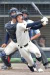 第１０７回全国高校野球鹿児島大会決勝で適時二塁打を放つ神村の今岡拓夢＝鹿児島市の平和リース球場