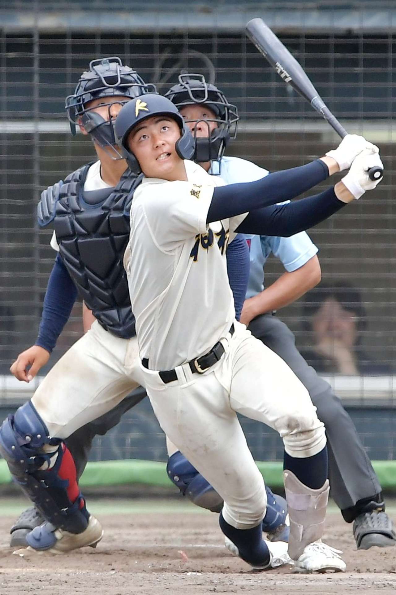 第１０７回全国高校野球鹿児島大会決勝で適時二塁打を放つ神村の今岡拓夢＝鹿児島市の平和リース球場