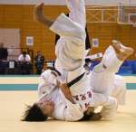 決勝リーグの鹿南戦、引き込み返しで技ありを奪う国分中央の先鋒・増山＝西原商会アリーナ