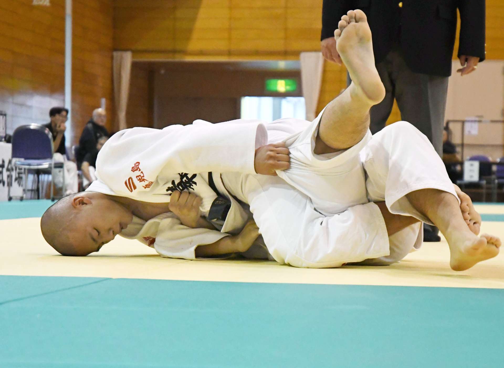 決勝リーグの鹿工戦、縦四方固めで一本勝ちする鹿情報の小山田＝西原商会アリーナ