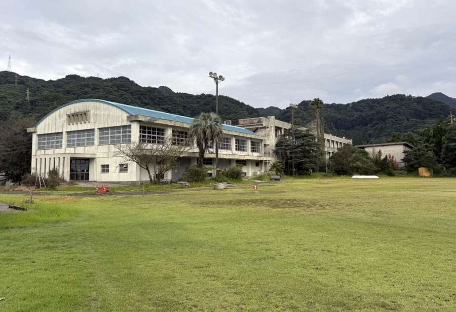 新たな焼酎蔵が開業した旧牛根中学校＝２３日、垂水市二川