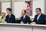 会見に臨む市川健一さん（左から３人目）＝２３日、東京・永田町の衆議院議員会館