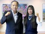 世界大会での活躍を誓う芝原叶妃さん（右）＝鹿屋市役所
