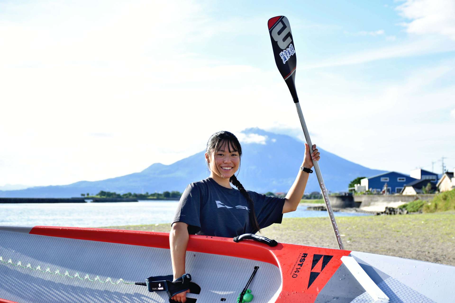 ＳＵＰの世界大会に挑戦する芝原叶妃さん＝２０２４年６月、垂水市のマリンパークたるみず