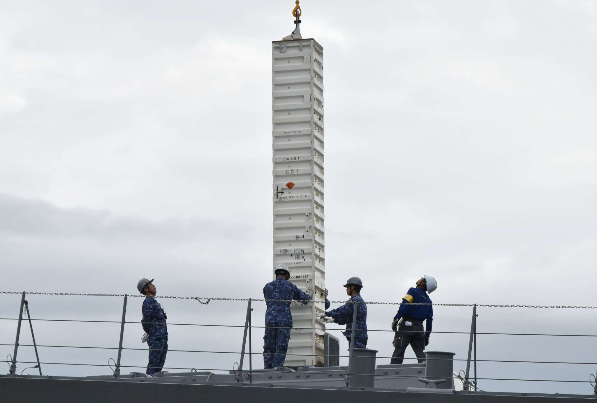 イージス艦あしがらに搭載される対空ミサイル＝２４日午前８時５０分ごろ、鹿児島市の鹿児島港本港区北ふ頭