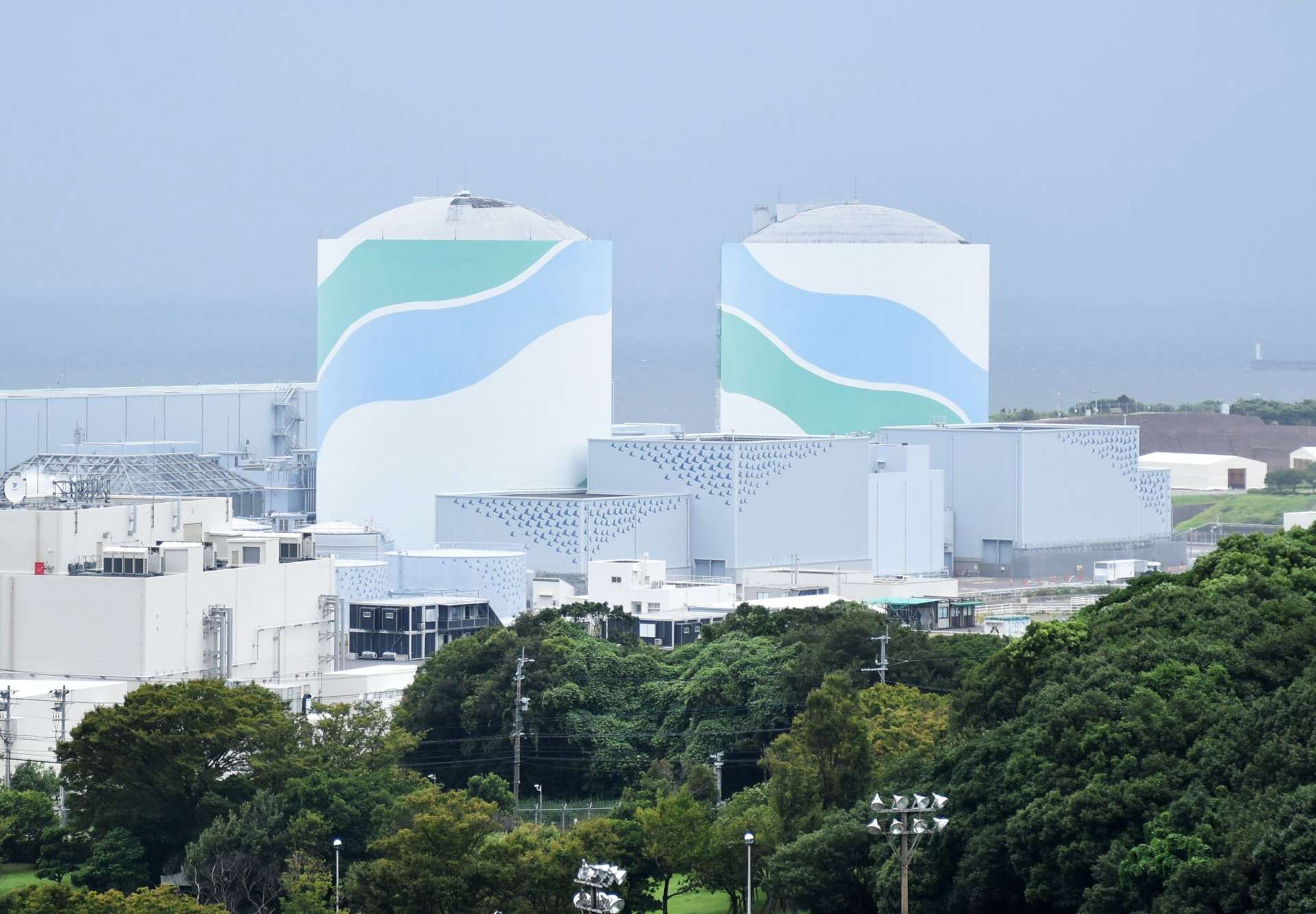 九州電力川内原発の１号機（左）と２号機＝８月、薩摩川内市久見崎町