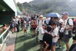 ＪＲ日南線野球観戦ツアーの試合終了後、ベンチを見学する参加者＝日南市の天福球場