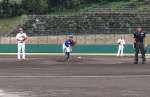 ＪＲ日南線野球観戦ツアーに参加し、広島－中日戦で始球式に挑む坪田幸大さん（中央）＝日南市の天福球場