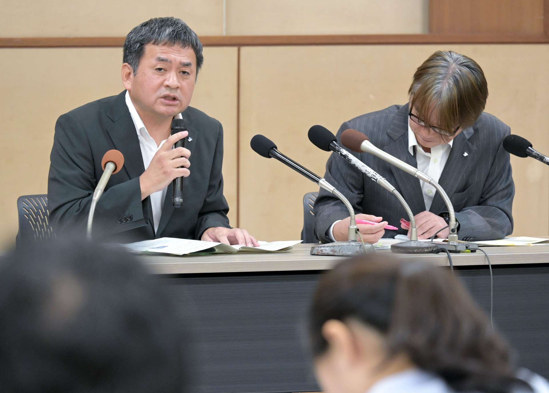 報道陣の質問に答える九州電力鹿児島支店の担当者＝２４日、鹿児島市与次郎２丁目