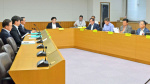 定数について意見を述べ合った議員定数等検討委員会＝２４日、県議会