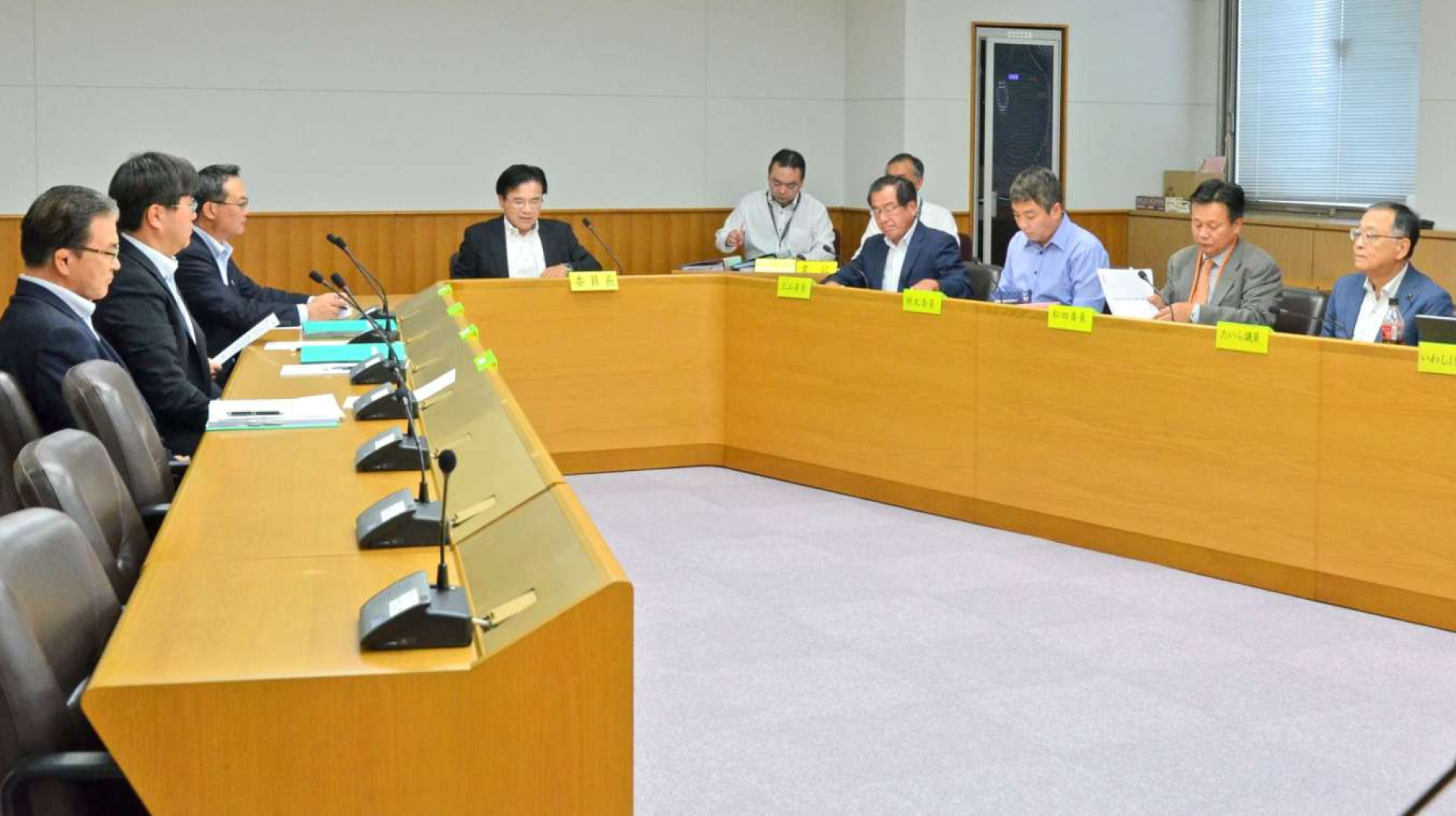 定数について意見を述べ合った議員定数等検討委員会＝２４日、県議会