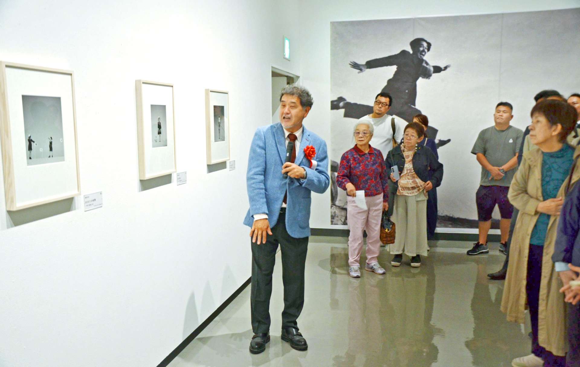 植田正治の作品について解説する孫の増谷寛さん（左）＝２４日、都城市姫城町の市立美術館