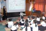 株取引の仕組みを学ぶ児童ら＝鹿屋市の大姶良小学校